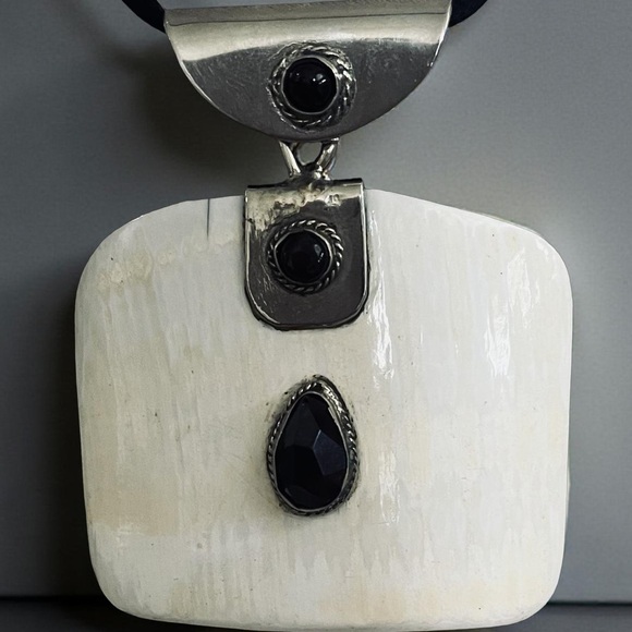 ✨ Large Vintage Bone & Garnet Pendant | Hand-Carved Artisan Heirloom - Picture 4 of 8